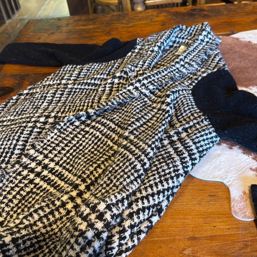 Very attractive Italian wool high low sweater. So many ways to wear this..